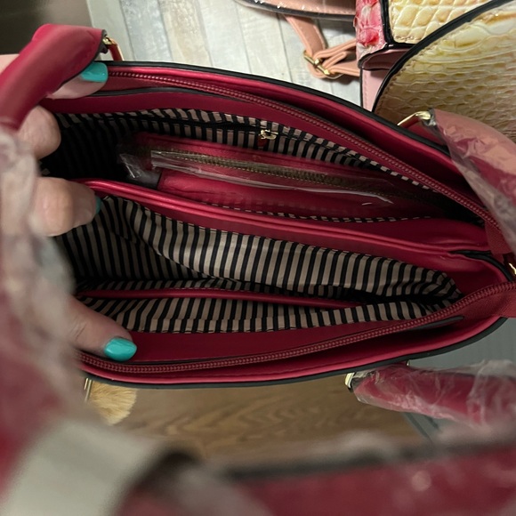 Boutique brand, vegan leather purse. - Picture 3 of 3